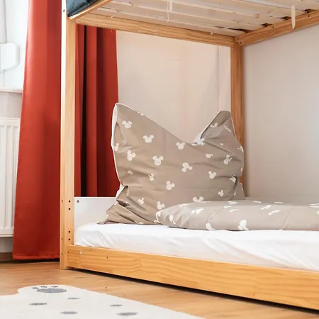 Bunter Hund - Zentrales Apartment, Parkplatz, Wintergarten, Kinderzimmer Apartment *