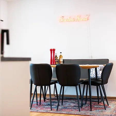Bunter Hund - Zentrales Apartment, Parkplatz, Wintergarten, Kinderzimmer Daire