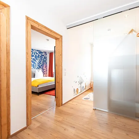 Bunter Hund - Zentrales Apartment, Parkplatz, Wintergarten, Kinderzimmer *